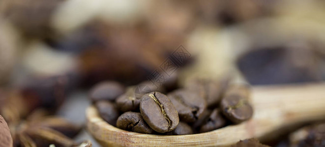 香咖啡豆用木本底的美丽图片