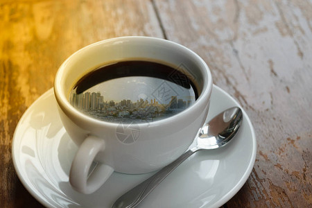 清晨阳光和城市对咖啡的反省图片