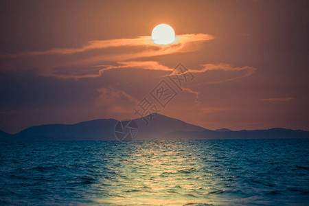 海滩和海边的海洋景色中日落和浪漫的天空是一个自然旅行地点图片