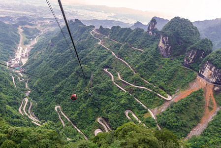 湖南省天门山Zhangjiajie公园内带绕风和弯图片