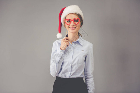 圣诞老人帽的快乐女商人图片