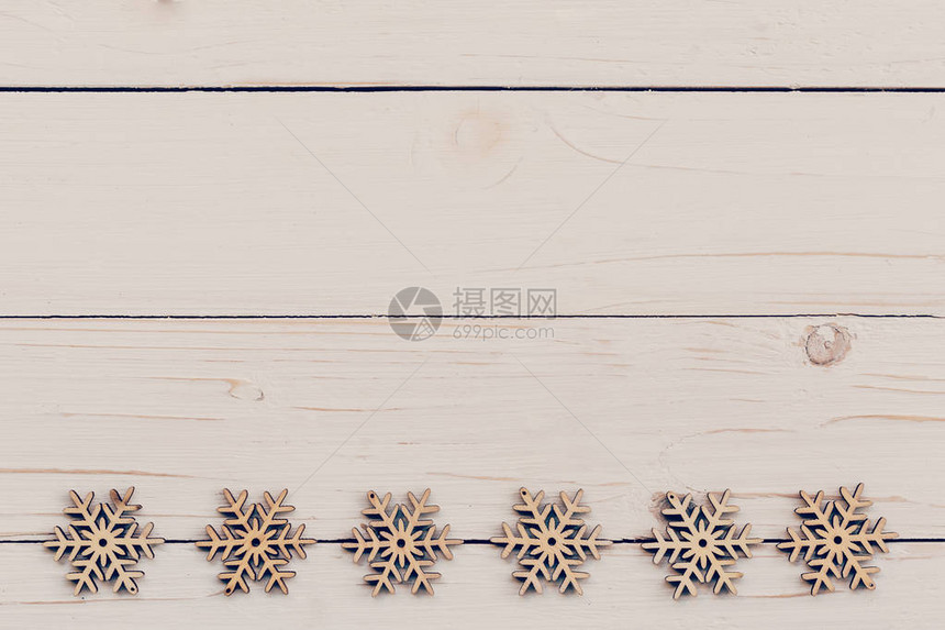 在白色木头的圣诞节装饰木头装饰品圣诞节装饰木在与空间图片