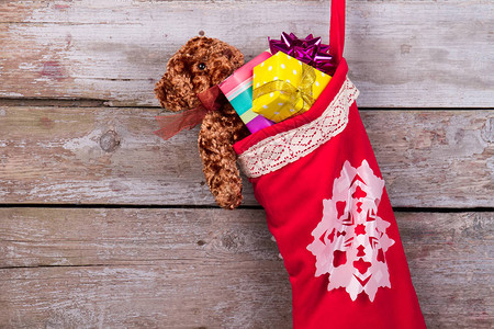 圣诞老人送孩子的礼物泰迪熊带着红袜子的小礼物图片
