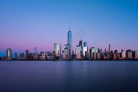 纽约的天际线在日落时横扫新图片
