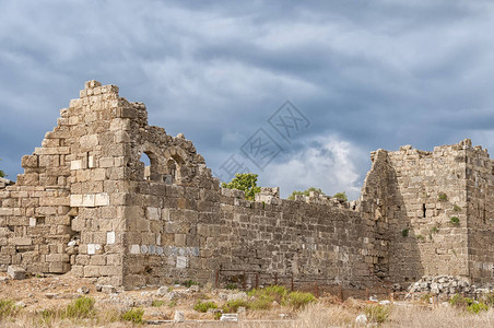 古城墙的一部分废墟环绕着土耳其图片