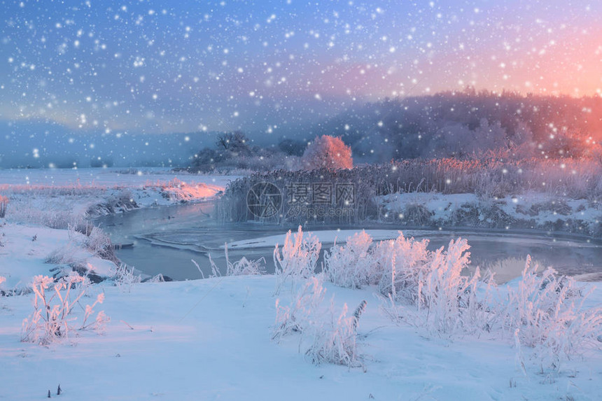 圣诞天空中的白色雪花彩色圣诞背景早上下雪寒图片