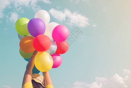 庆祝活动和生活方式概念暑假时有多彩气球图片
