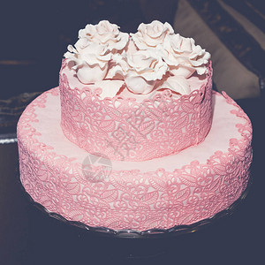 盘子上的粉红色婚礼蛋糕图片