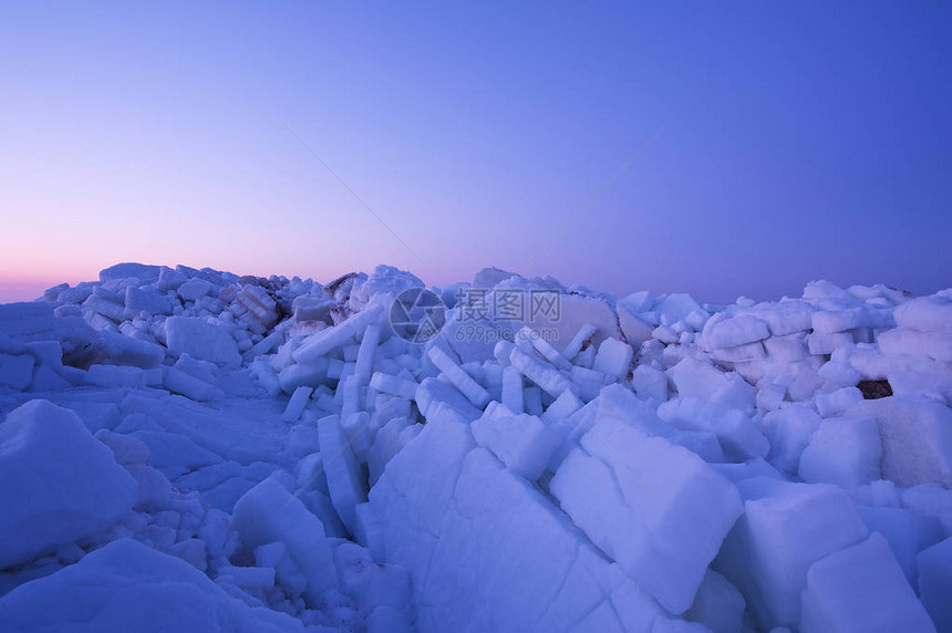 日出时的冰脊冬天大海图片