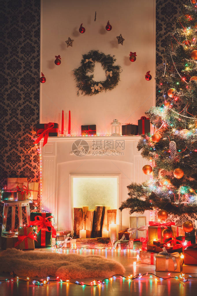 圣诞客厅装饰品壁炉闭塞美丽的Xma光灯蜡烛园林中受照亮的圣誕树现代室内设计冬季假期图片