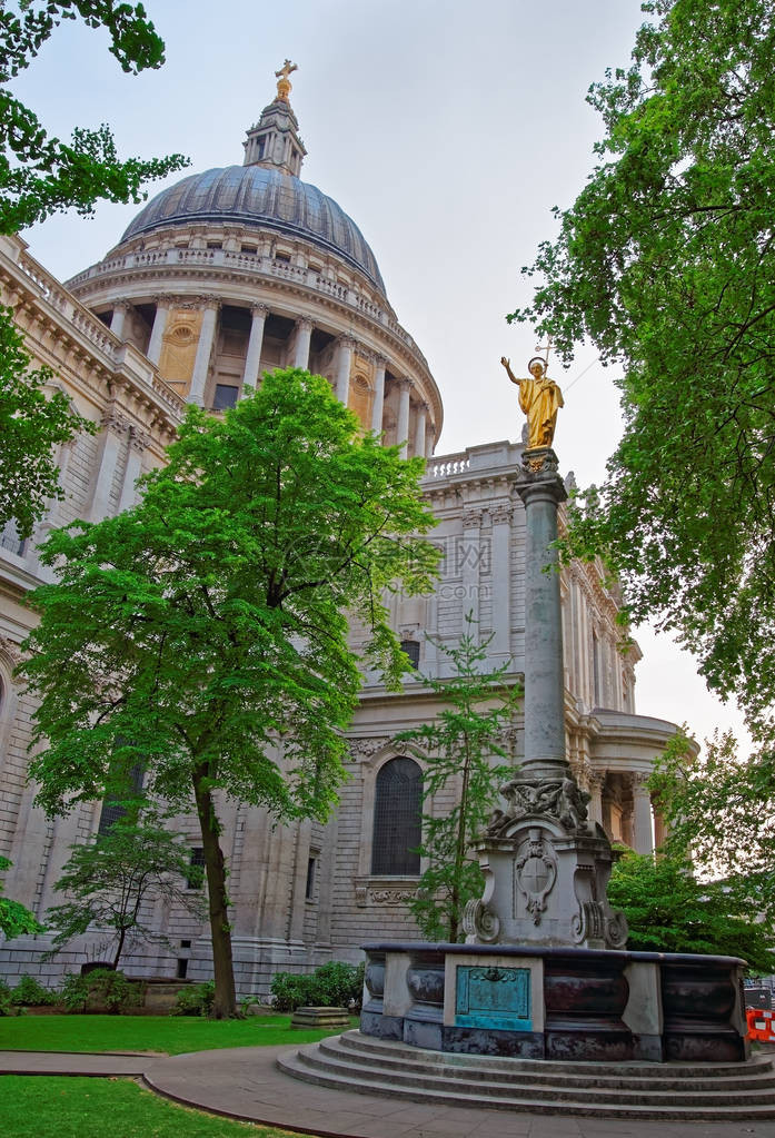 圣保罗大教堂和英国伦敦这座教堂附近的公园这是一座由克里斯托弗雷恩爵士设计的英式巴洛克风格的图片
