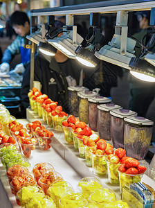 韩国首尔明洞露天市场的水果摊背景图片