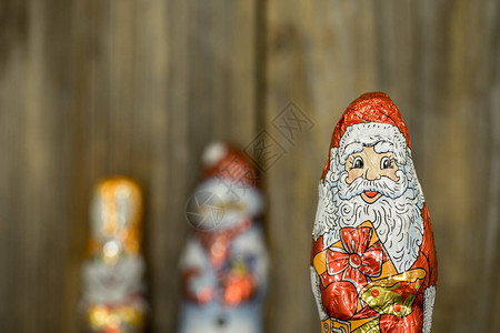 圣诞巧克力在木制背景的图片