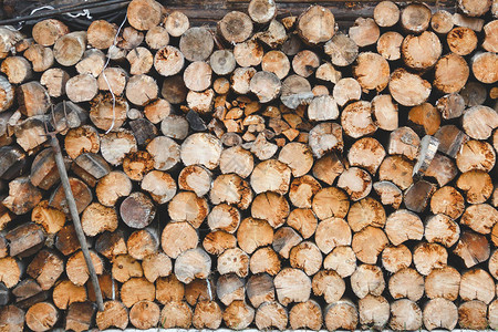 准备过冬的一堆木料图片