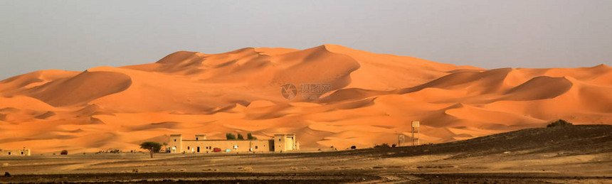 位于摩洛哥Merzouga的撒哈拉沙漠巨大和惊人沙丘脚下的图片