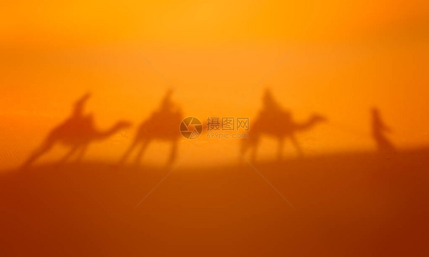 摩洛哥Merzouga撒哈拉沙漠丘上一辆图片