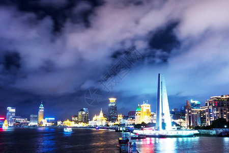 夜晚的上海现代写字楼图片