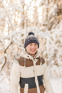 年轻人在冬天公园的雪中走过在冬天公图片