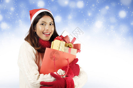 圣诞购物概念女人拿着很多礼品盒购物中心背景圣诞节假期庆祝活动和快图片