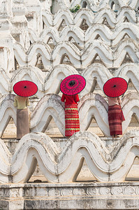 背面的三座佛教圆顶罩和传统的雨伞在MyaTheinTanPagoda图片
