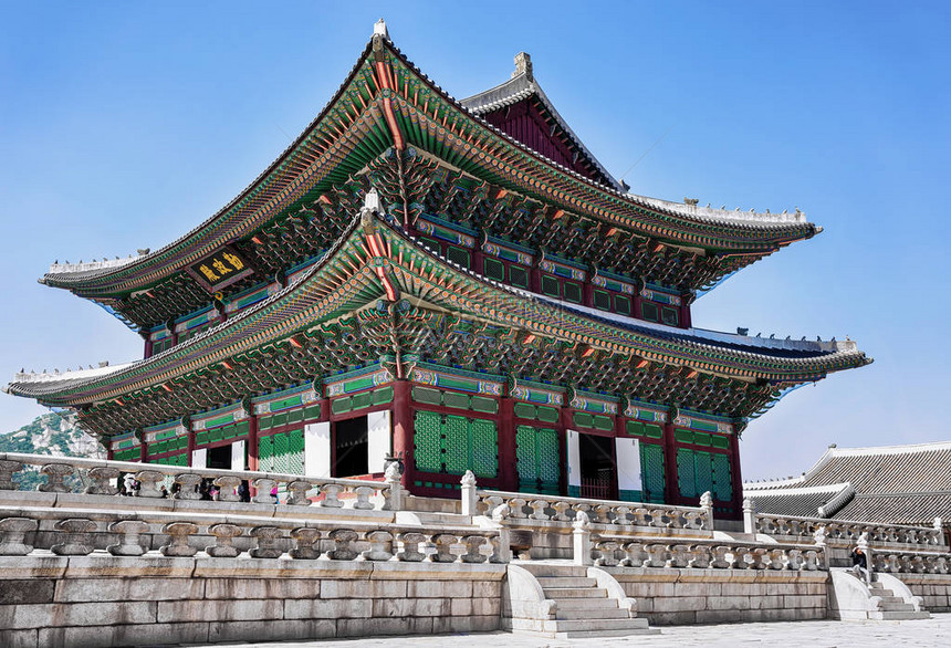 韩国首尔景福宫的王座大厅和人们图片