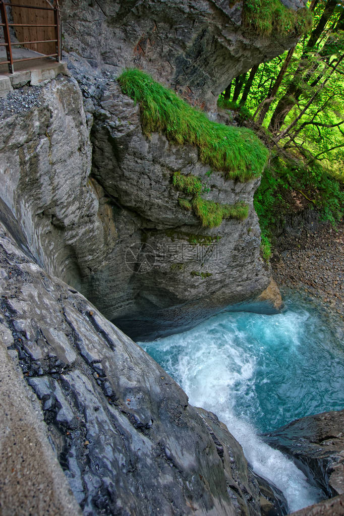 瑞士伯尔尼州因特拉肯区Lauterbrunnen山谷的瀑布Trummel图片
