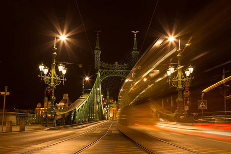 自由桥布达佩斯夜景图片