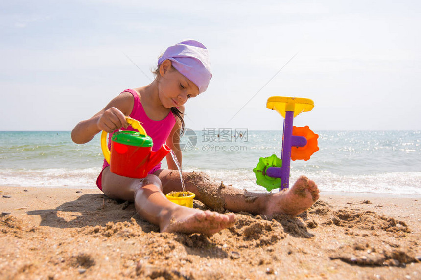 巴拿马女孩在沙滩上玩沙具图片