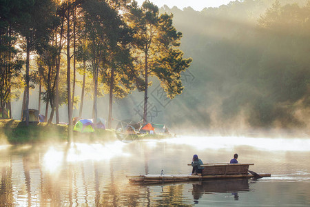 在泰国庞ung的薄雾中露营附近的湖上漂浮图片