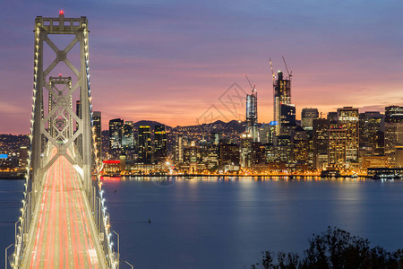 对旧金山市中心和达斯克湾大桥高清图片