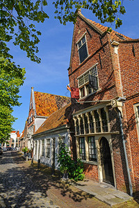 荷兰Hoorn镇有历史建筑的狭小街路图片