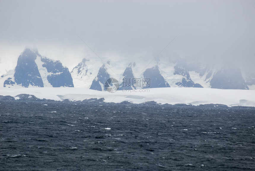阴天的南极洲南极半岛帕尔默群岛纽迈尔海峡全球变暖图片