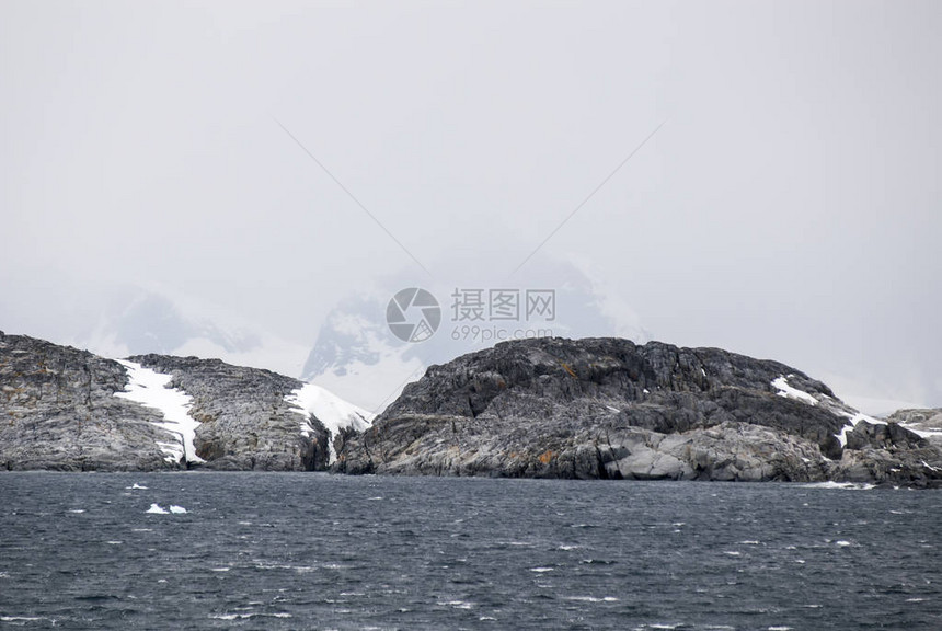 阴天的南极洲南极半岛帕尔默群岛纽迈尔海峡全球变暖图片