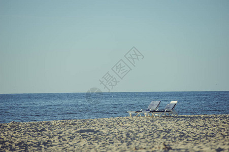 沙滩上的沙滩躺椅夏季时间图片
