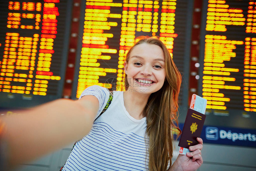 在国际机场的美丽年轻旅游女孩图片