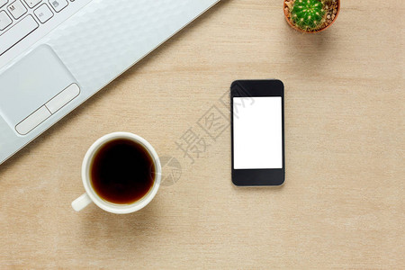 顶视图配件办公桌手机便条纸咖啡仙人掌木制办公桌背景上图片