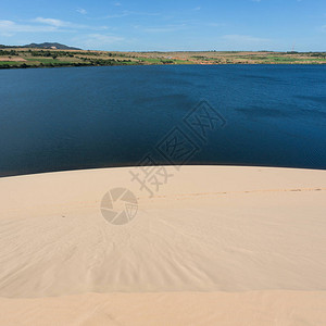 越南梅内白沙丘漠和湖M图片