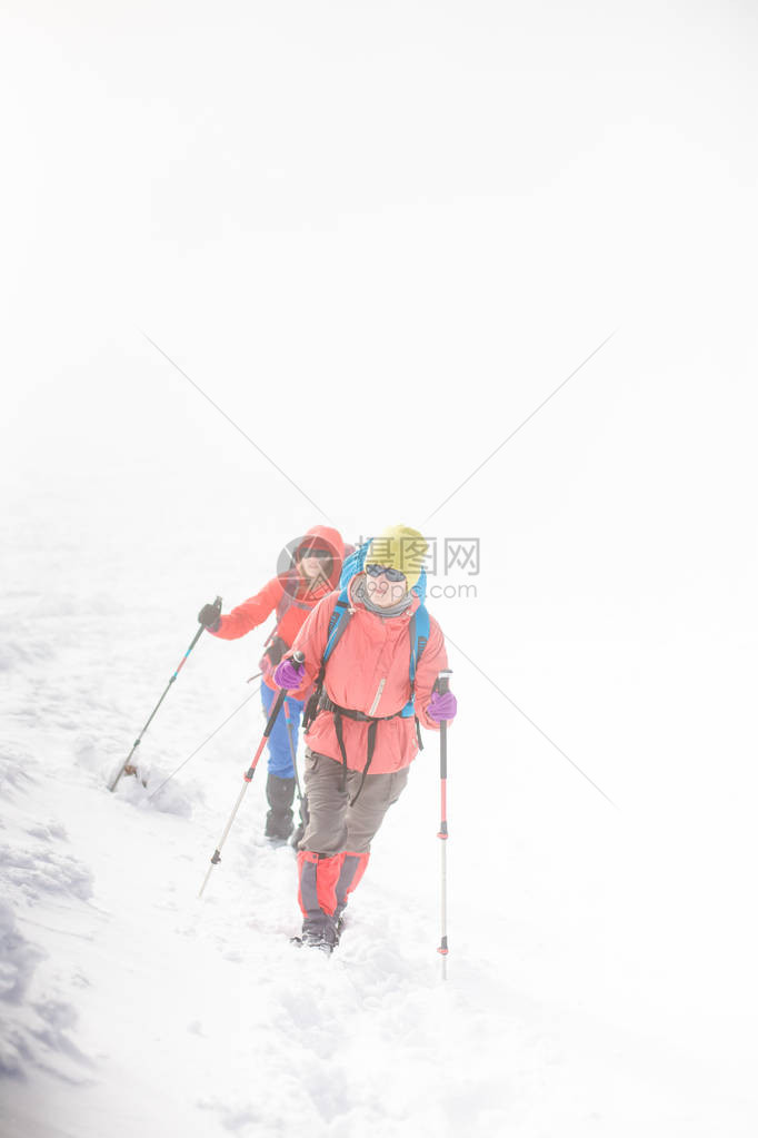 两个女孩在暴风雪中爬山里天气不好图片