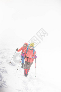 两个女孩在暴风雪中爬山里天气不好图片
