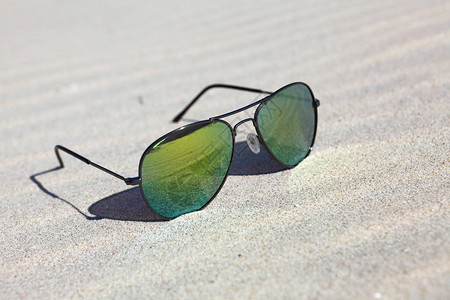 沙子上的太阳镜太阳镜图片