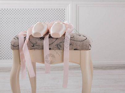 粉色芭蕾舞鞋背景新的指尖鞋和带刺的丝图片