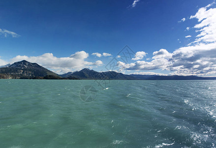 阿根廷最大的淡水湖阿根廷湖水晶般清澈的水图片