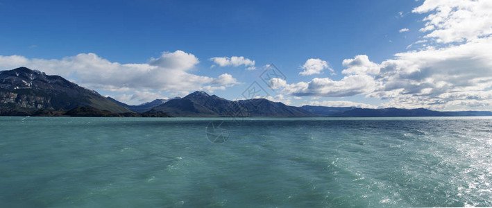 阿根廷最大的淡水湖阿根廷湖水晶般清澈的水图片