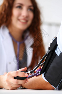 女医生给病人测量血压患者与进行体检的医生沟通医学概念压力测量时医图片