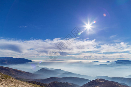 太阳在山的雾中图片