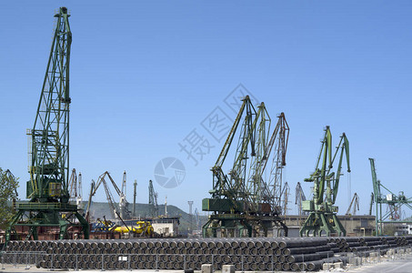 装起重机的Varna货运港保加图片