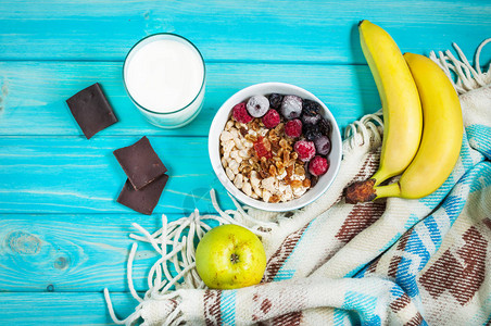 健康早餐蓝桌配有水果牛奶图片