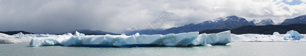阿根廷最大的淡水湖阿根廷湖的漂浮冰山和清澈的水图片