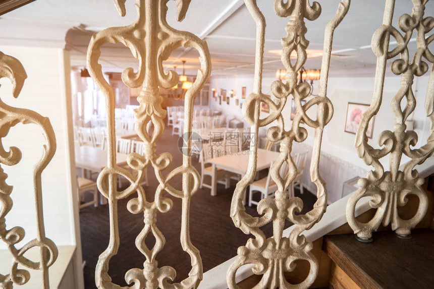 白桌和椅子古董餐厅的内务细腻舒适又宽图片