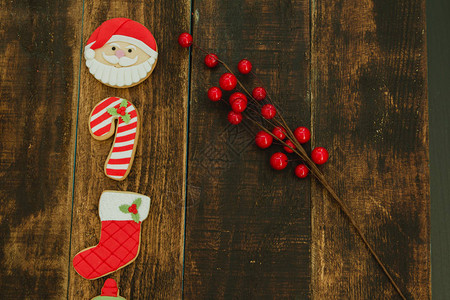圣诞红饼干和树枝木本上有红图片